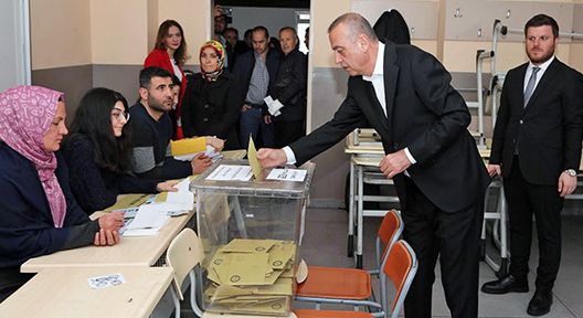 CHP Ataşehir Başkan Adayı Battal İlgezdi Oy Kulandı