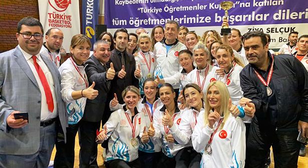 Türkiye Şampiyonu Ataşehir Öğretmenlerine Kupayı Bakan Verdi