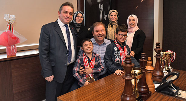 Satranç Şampiyonları Başkan Kılıç’ı Ziyaret Etti
