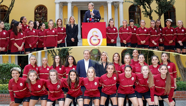 Sezon Başındaki Etkinlikle Galatasaray Kadın Futbol Takımı Tanıtıldı