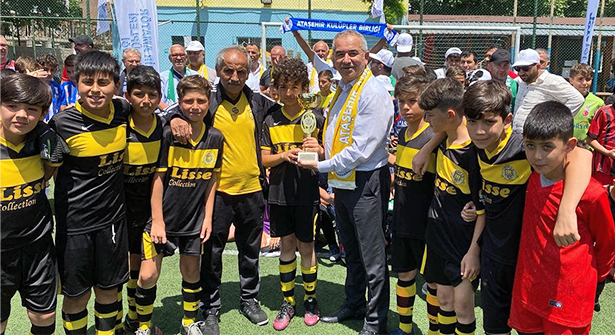 Ataşehir Amatör Futbol Şenlik Ligi Ekipleri Törenle Kupalarını Aldı
