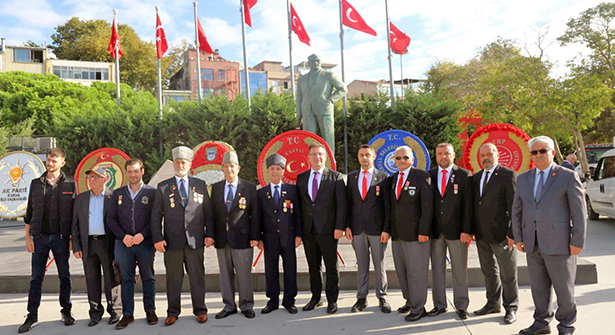 Gaziler Günü Dolayısı ile Kartal’da Atatürk Anıtı’na Çelenk Sunuldu
