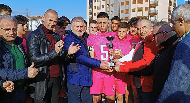 Ataşehir U 17 Dostluk Futbol Turnuvası Şampiyonu Kupasını Aldı