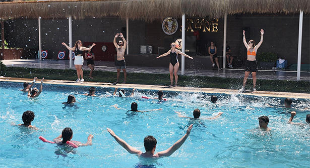 Maltepe Belediyesi’nden Gençlere Ücretsiz Havuz Keyfi