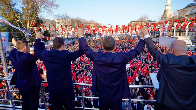 Özgür Özel ve İmamoğlu, CHP Sultangazi Belediye Başkan adayı Ferhat Epözdemir ile birlikte önce ilçe turu yaptı, sonra halk buluşması gerçekleştirdi.