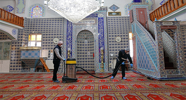 Ataşehir’deki Camilerde Ramazan Temizliği Yapılıyor