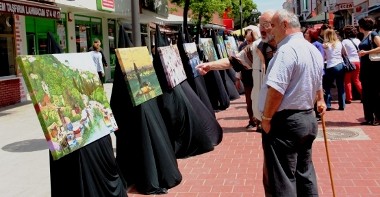 Annelerin İstanbul Resimleri Prestij Sokakta Sergilendi
